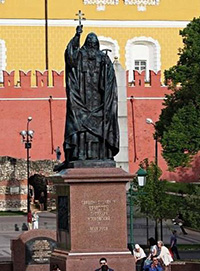 памятник святителю Ермогену в Москве.jpg