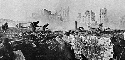 Советские солдаты штурмуют дом в Сталинграде, февраль 1943 года.