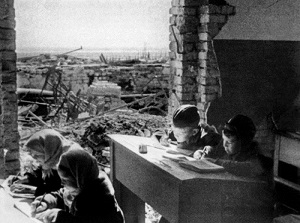 Дети за партами разрушенной школы в Сталинграде; 1943
